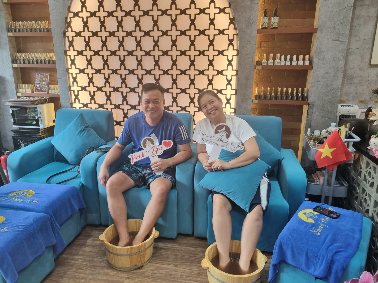 Khách hàng trải nghiệm ngâm chân thảo dược tại spa Quận 1